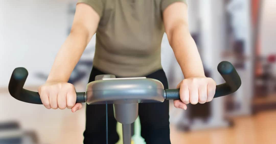 Ile kalorii na rowerze stacjonarnym? Sprawdź, ile naprawdę spalisz