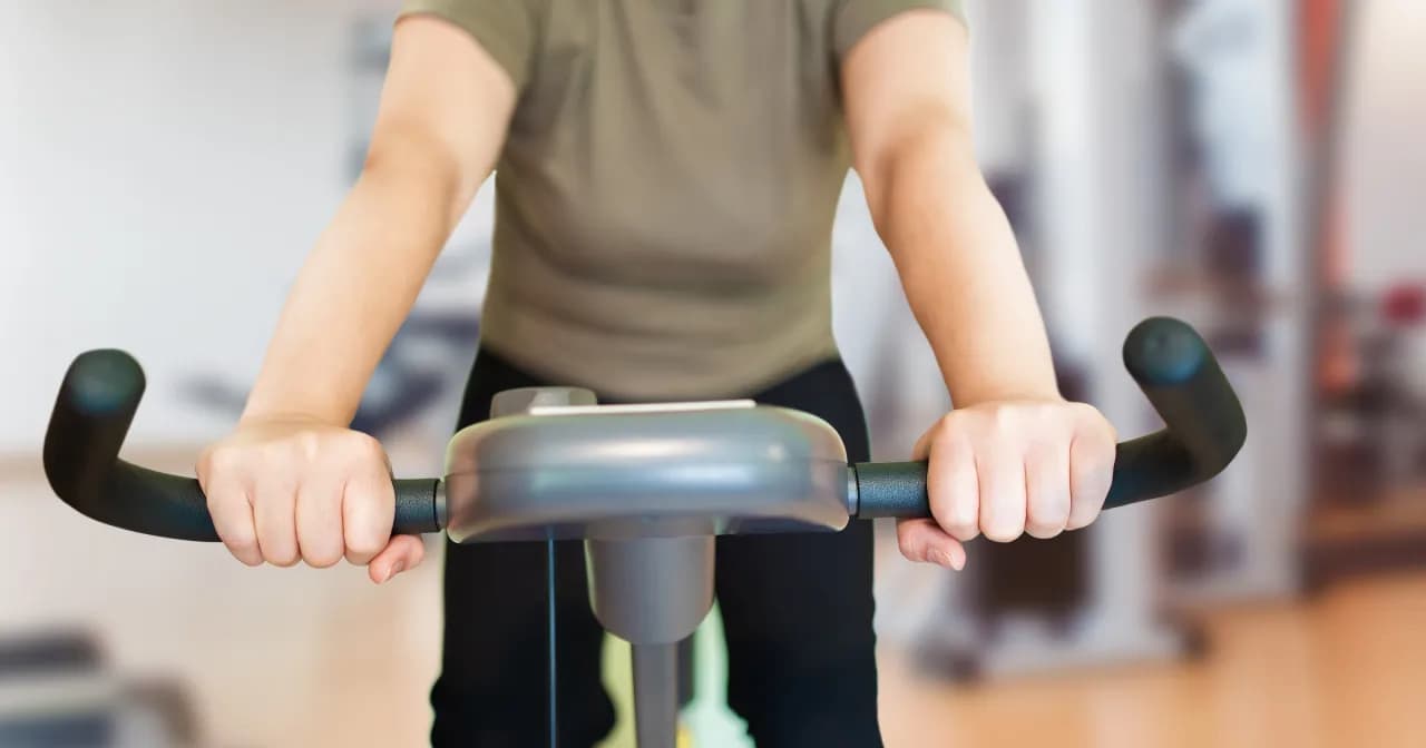 Ile kalorii na rowerze stacjonarnym? Sprawdź, ile naprawdę spalisz