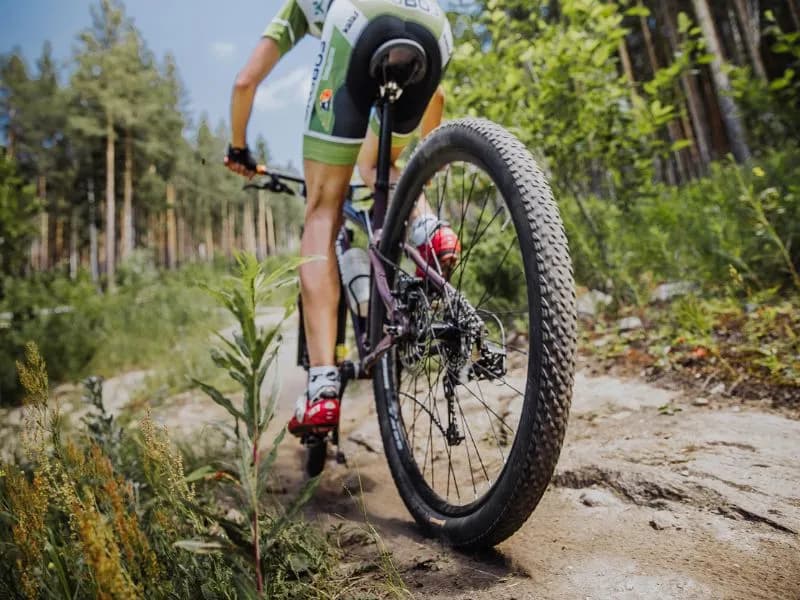 Jak dopasować wysokość siodełka w rowerze, aby uniknąć bólu i poprawić komfort